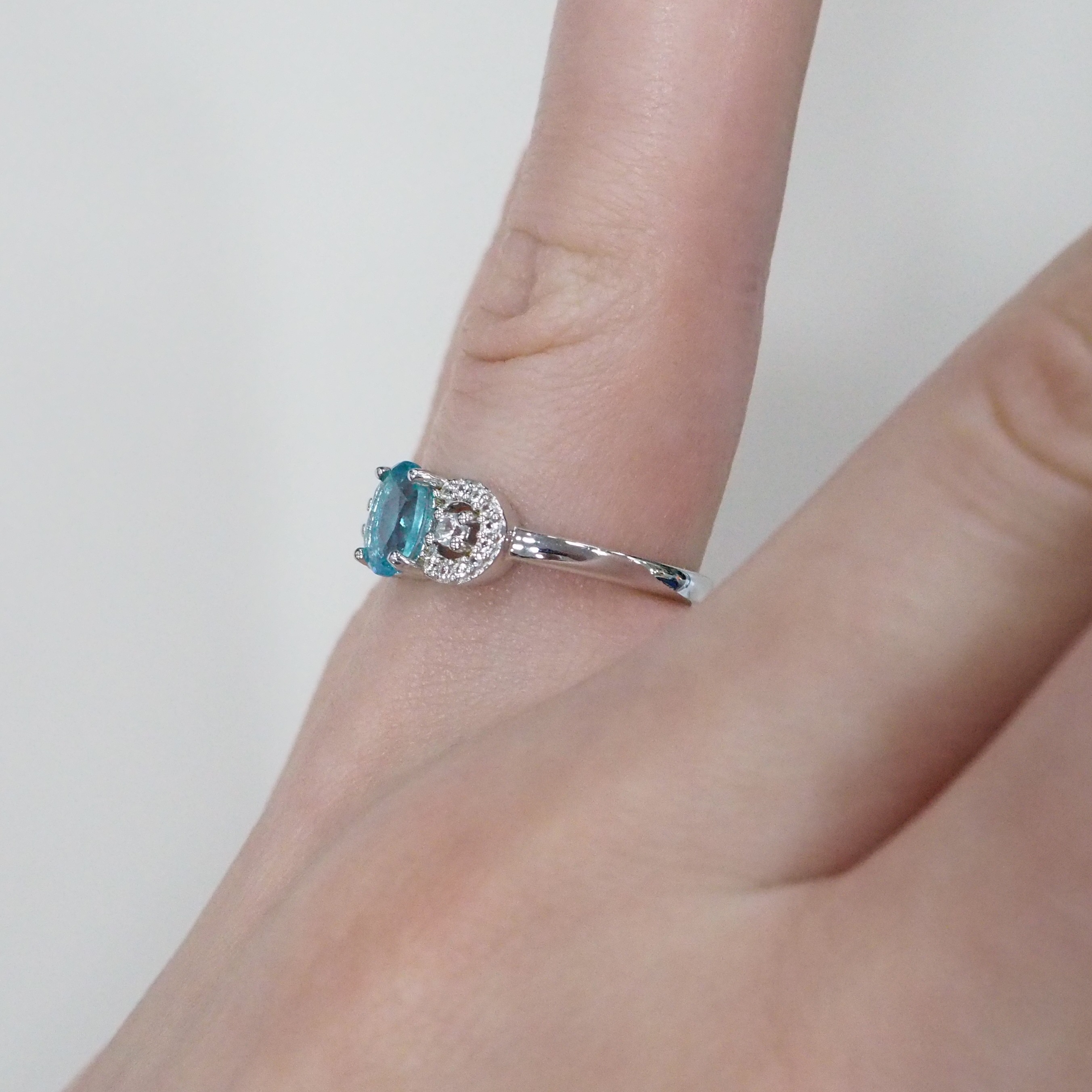 Серебряное кольцо с апатитом